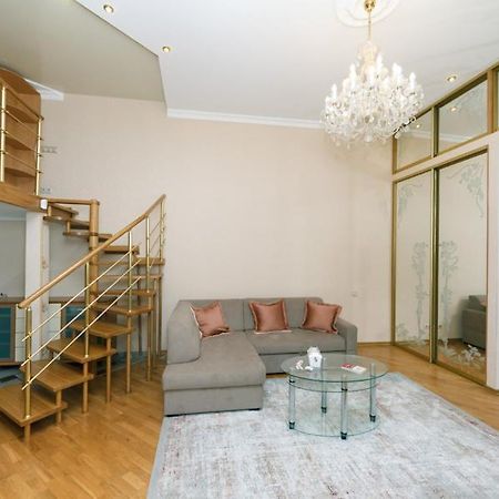 Stylish Two-Level Flat 2 Min From Khreschatyk เคียฟ ภายนอก รูปภาพ