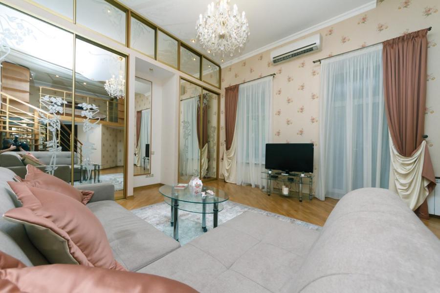 Stylish Two-Level Flat 2 Min From Khreschatyk เคียฟ ภายนอก รูปภาพ